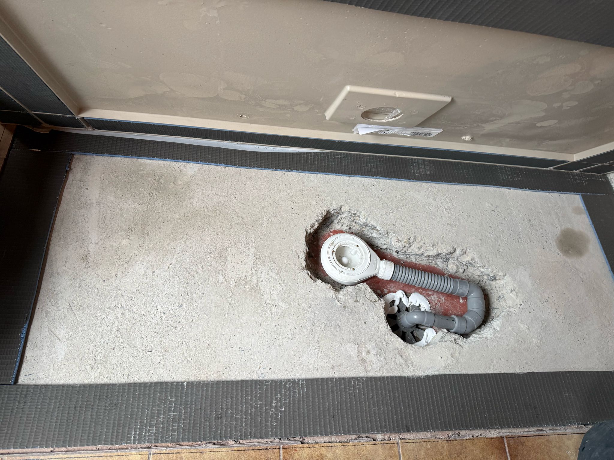 Badkamer vloer opengebroken voor nieuwe installatie