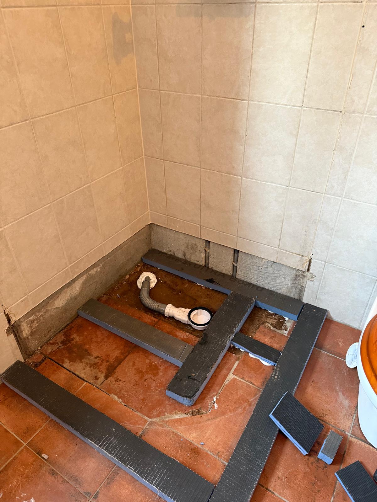 Badkamer renovatie, betegelde wand en tegelvloer, tijdens werkzaamheden