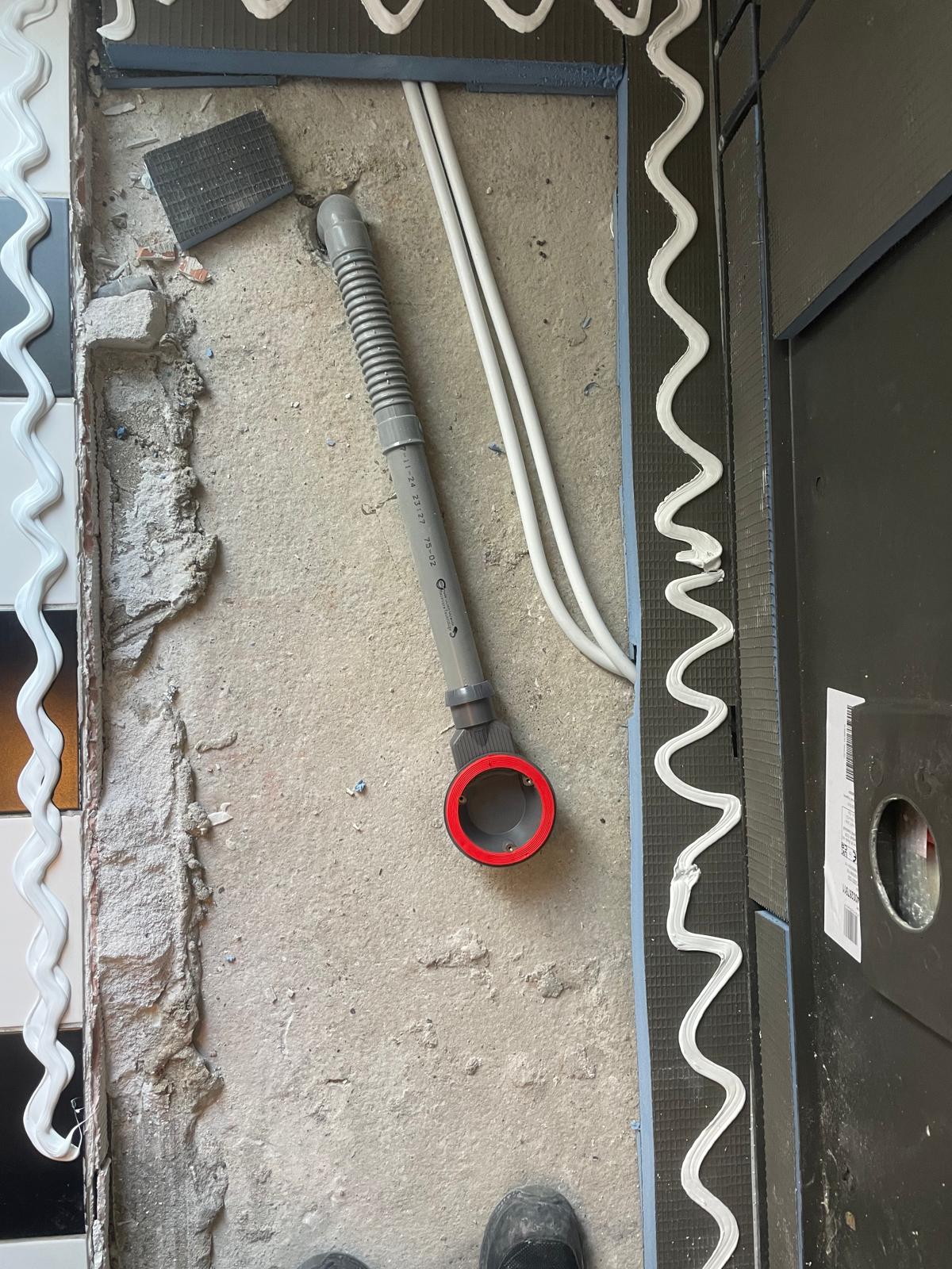 Sloopwerk badkamer met zicht op de leidingen en kabels