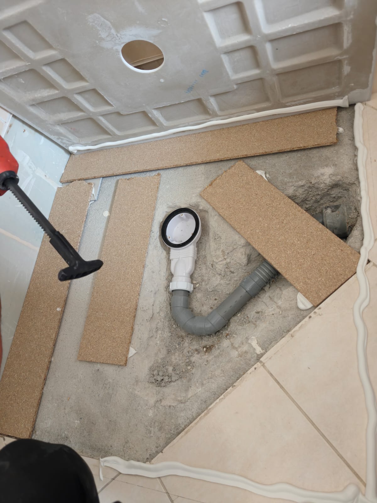 Badkamer renovatie, opengelegd riool- en waterleiding systeem