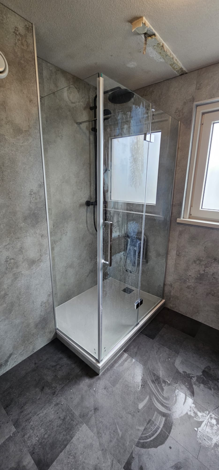 Douchecabine met glazen wand en deur in moderne badkamer