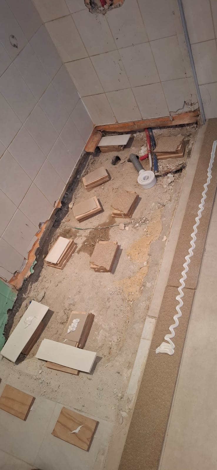 Badkamer renovatie in uitvoering, vloer opengebroken voor nieuwe tegels