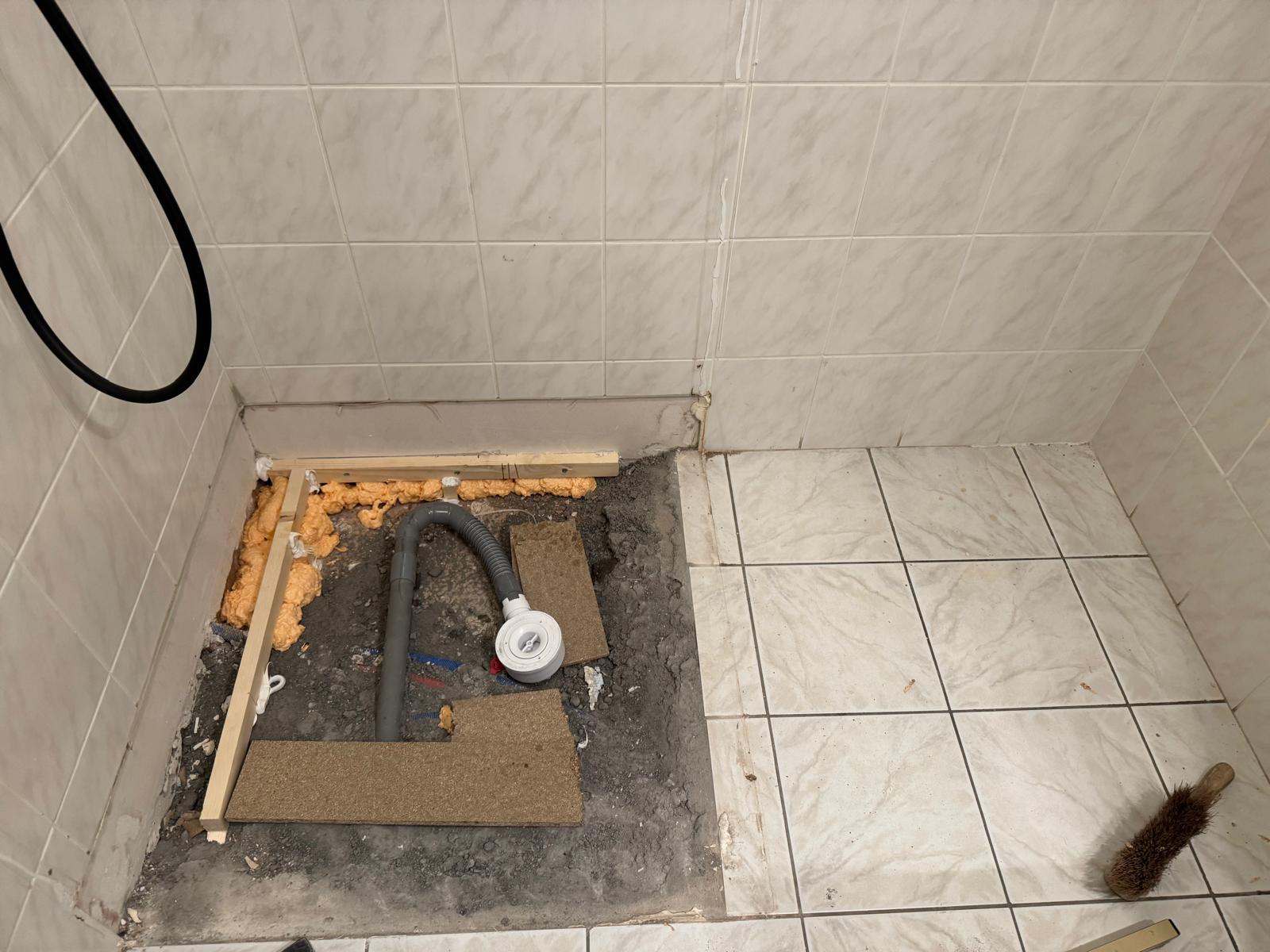 Badkamer renovatie, betegelde muren en vloer, tijdens werkzaamheden