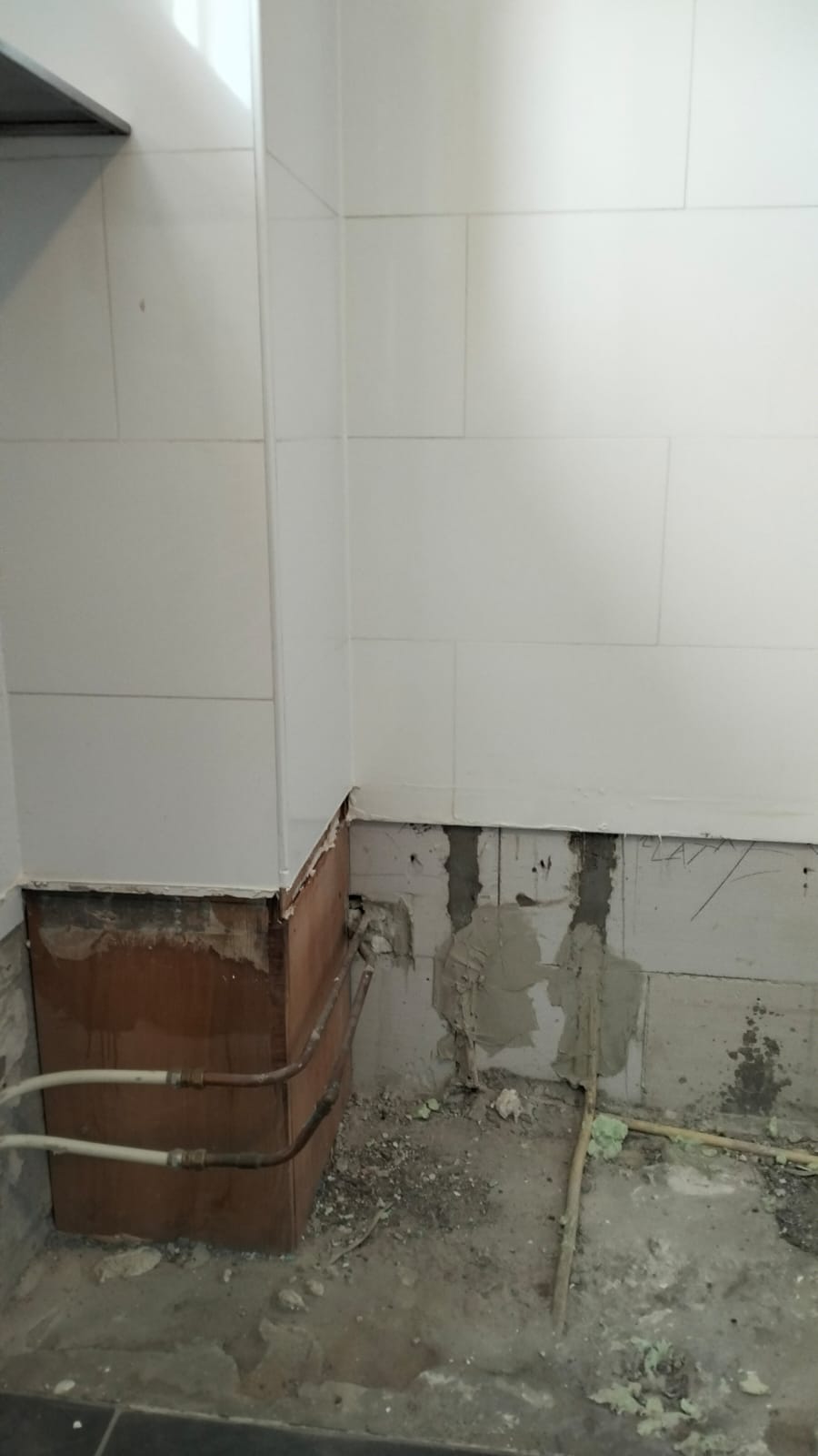 Slechte staat badkamer met beschadigde muren en vloer tijdens renovatie