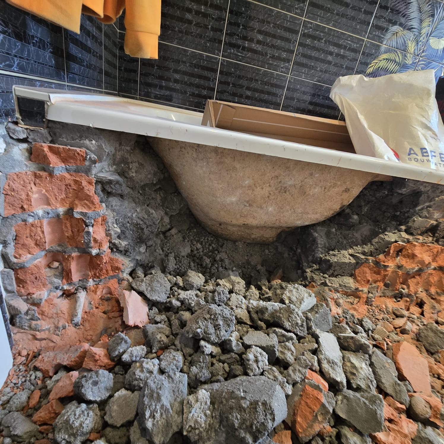 Sloopwerk badkamer met oude betegeling en stortbeton