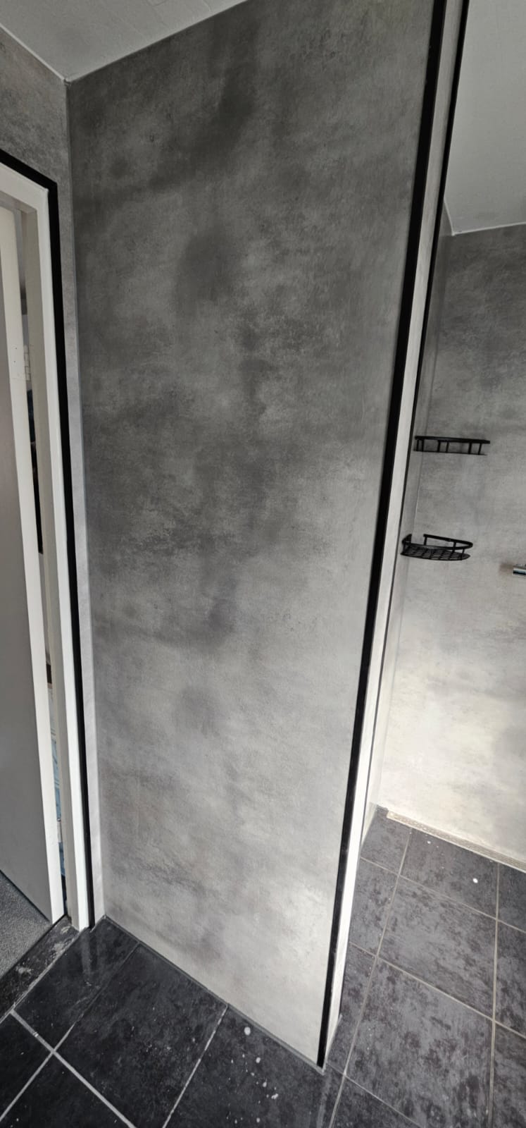 Grijze wand en zwarte tegelvloer in moderne badkamer