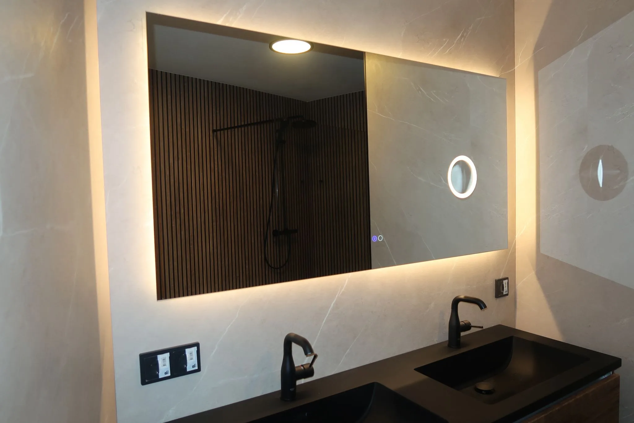 SaniSafe crée des salles de bain de luxe pour les seniors avec éclairage LED moderne